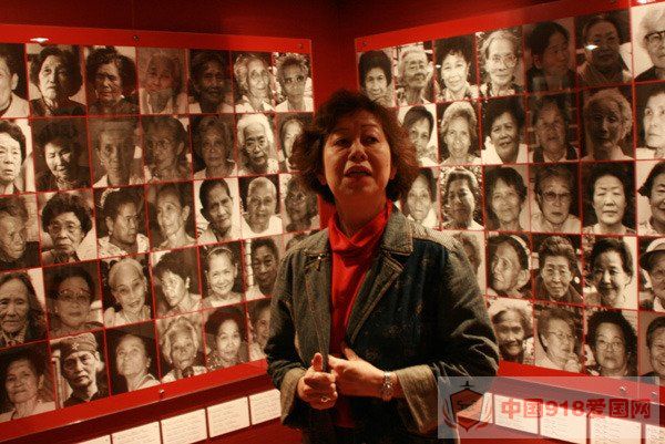 WAM共同代表池田惠理子讲解性暴力展览，她背后的照片墙是亚洲各地包括中国在内，遭受日军性暴力的女性照片。