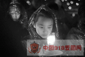 12日，“和平之舟”点亮烛光，纪念南京大屠杀73周年。邵丹 摄
