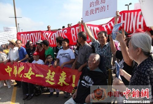 当地时间9月15日，美国休斯敦华人华侨打出保卫钓鱼岛的横幅和标语，举行“保钓护土”示威游行。中新社发 王欢 摄
